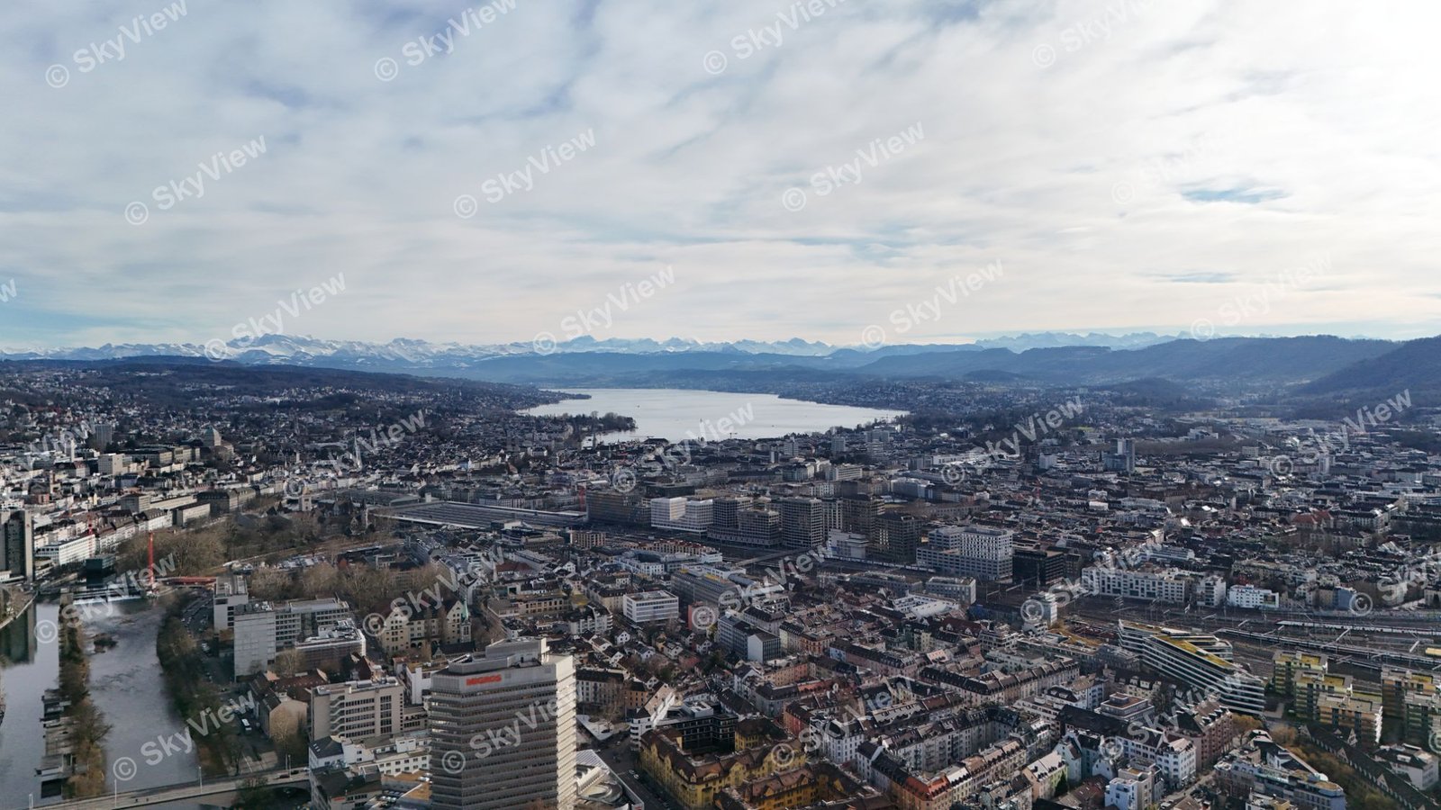 Luftaufnahme von Zürich mit Blick auf den Zürichsee und die Alpen